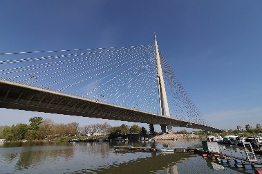 LANČANI SUDAR NA MOSTU NA ADI Više osoba povređeno, Hitna pomoć na licu mesta