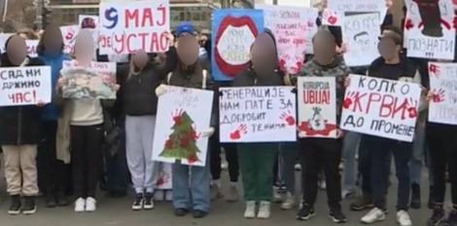 SRAM VAS BILO DA VAS BUDE SRAM! Izveli dečicu iz osnovnih škola na protest i uvalili im da drže transparente!