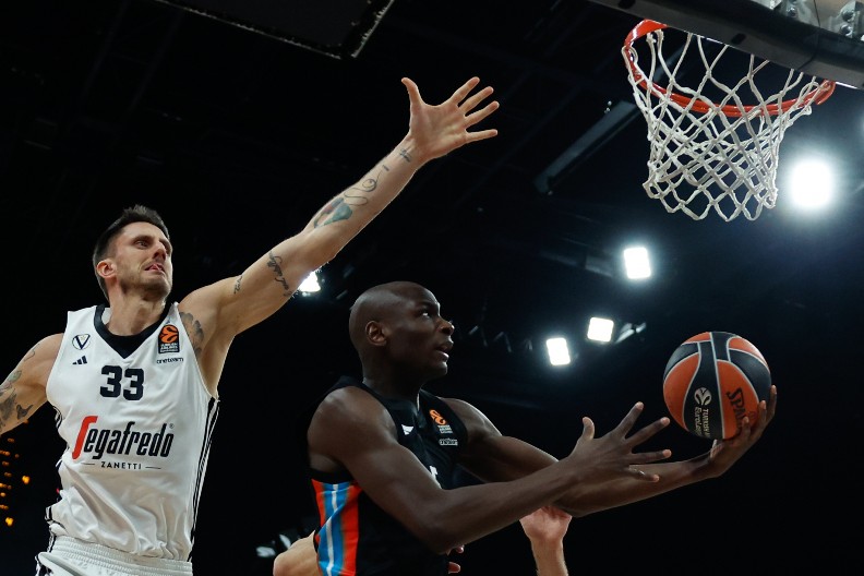 INCIDENT U EVROLIGI Čuveni košarkaš pogodio sudiju loptom u glavu, nastao potpuni haos (VIDEO)