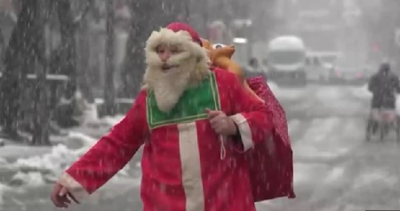 ''TE NOĆI SPAVAM KAO JAGNJE, ZNAM DA SAM URADIO NEŠTO UZVIŠENO'': Slobodan već 6 decenija deci raznosi paketiće po Šapcu, ovog Deda Mraza znaju svi! (FOTO)