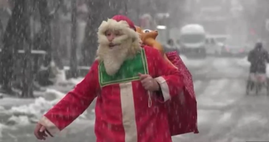 ''TE NOĆI SPAVAM KAO JAGNJE, ZNAM DA SAM URADIO NEŠTO UZVIŠENO'': Slobodan već 6 decenija deci raznosi paketiće po Šapcu, ovog Deda Mraza znaju svi! (FOTO)