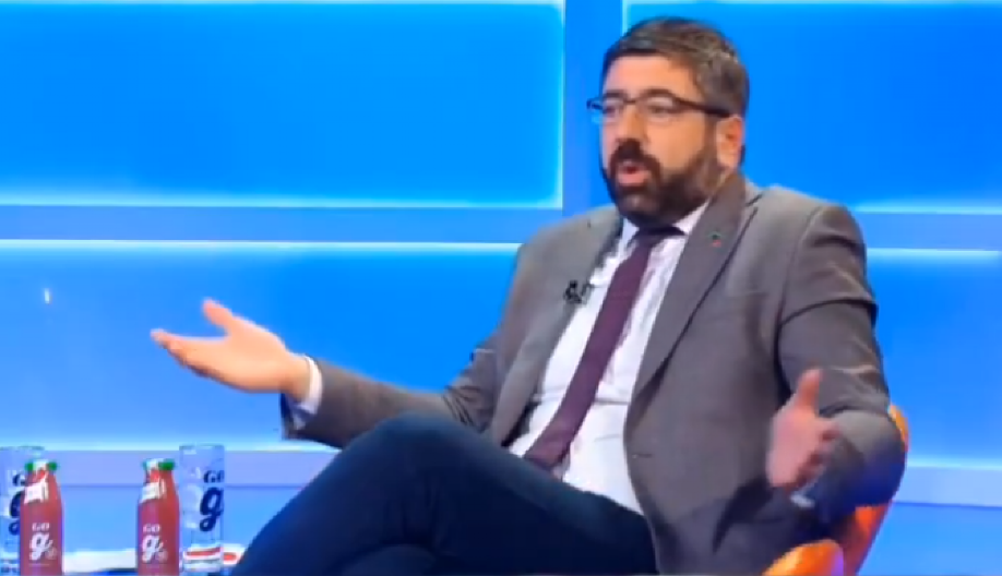 LAZOVIĆ PRIZNAO DA JE POTURIO DLANOVE U PROTESTE GRAĐANA Ovo je svima promaklo