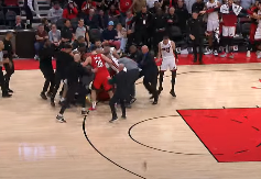 TOTALNI HAOS U NBA Brutalna tuča, Srbin prvi krenuo (VIDEO)