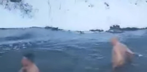 KUPANJE U LEDENOJ RECI NE PREDSTAVLJA PROBLEM Dvojica momaka zaronili duboko i pokazali hrabrost ( VIDEO)