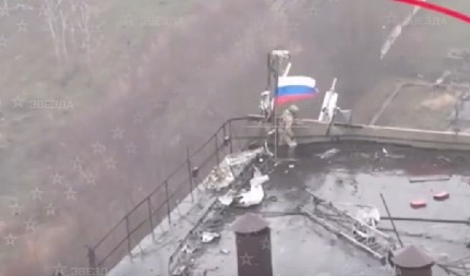 RUSI DIGLI ZASTAVU NA JEDNOM OD NAJTEŽIH UPORIŠTA Radili snajperi, eksploziv i raketni bacač plamena (VIDEO)