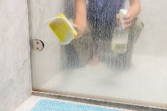 NEĆE SMRDETI OD SIRĆETA POSLE ČIŠĆENJA, JER IMA BOLJE REŠENJE Evo šta vam treba da očistite tuš kabinu, ako i ovo ne upali, skidajte fuge