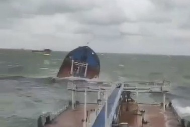 DRAMATIČAN SNIMAK! Sudbina tankera neizvesna: Ruski brod tone u luci Kavkaz! (VIDEO)