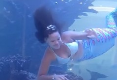 DRAMA U AKVARIJUMU, ''SIRENA'' KRENULA DA SE DAVI Devojka ostala bez vazduha kada joj se zaglavio rep, deca panično vrištala! (VIDEO)