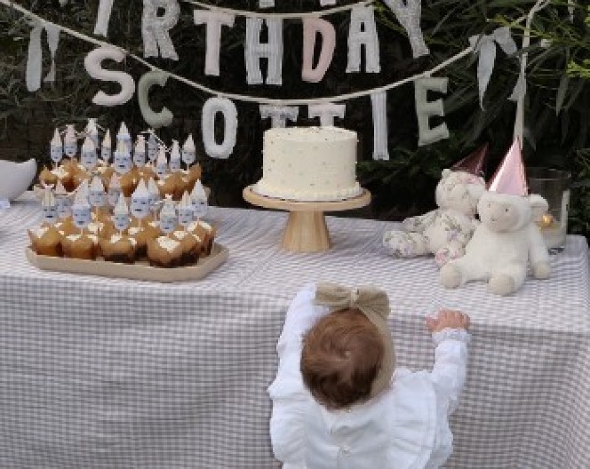 SKANDALČINA NA ROĐENDANU ĆERKE FUDBALERA Obrukali se sa tortom za sve pare, gosti zanemeli od sramote! (VIDEO)