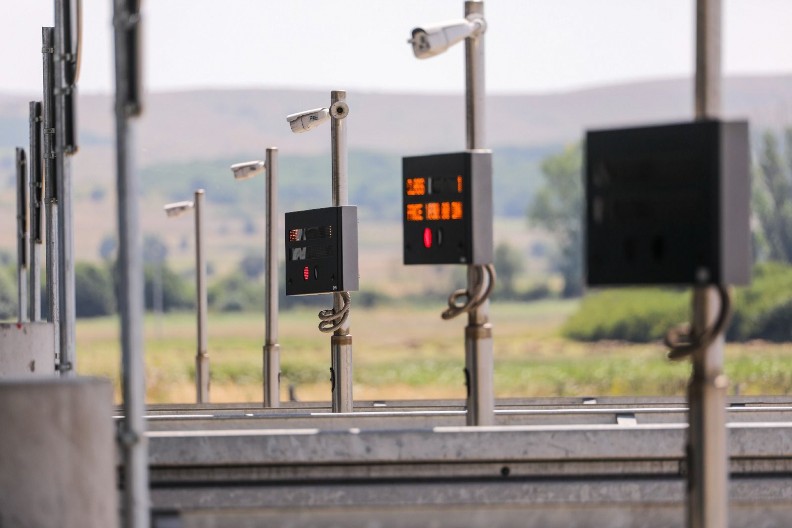 KOLAPS NA SRPSKIM GRANICAMA PRED PRAZNIKE! Pojedina vozila čekaju u kolonama i do 6 sati!