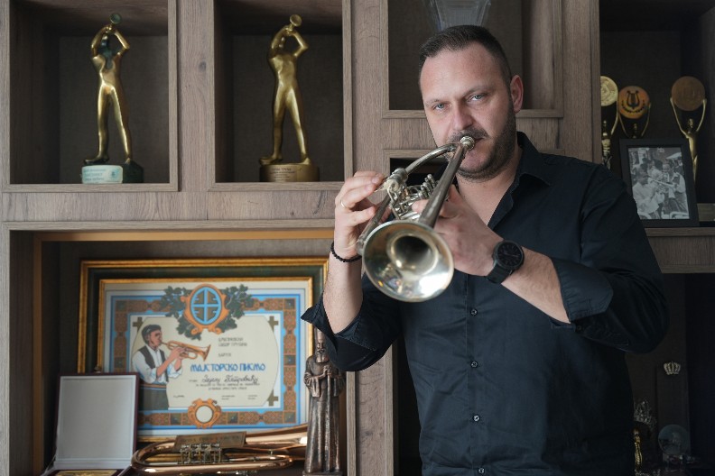 "PILA SE RAKIJA, JASNO JE KAKO JE PROTEKLO SNIMANJE!" Dejan Petrović otkrio kako je došlo do saradnje sa THCF grupom i Sanjom Vučić (VIDEO)