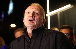 ĐILASU JEDINO OSTALI SRBOMSCI IZ HRVATSKE  DA BRANE I OPRAVDAVAJU JEZIVO NASILJE NAD OMLADINOM! Rone suze i tugaljivo ga nazivaju "liderom oporbe"