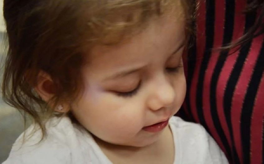 EMOTIVNA PRIČA SLOMIĆE I NAJTVRĐA SRCA Slepa devojčica (2) prvi put ugledala majku – njen potez rasplakao milione! (VIDEO)