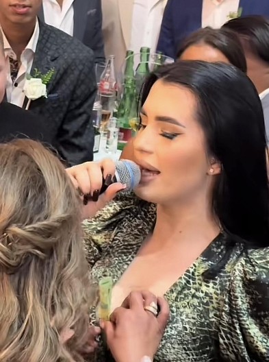 SKANDALOZNO! Pevačici guraju novčanice u dekolte, o reakciji bruje, šokirana kada je videla ovo!