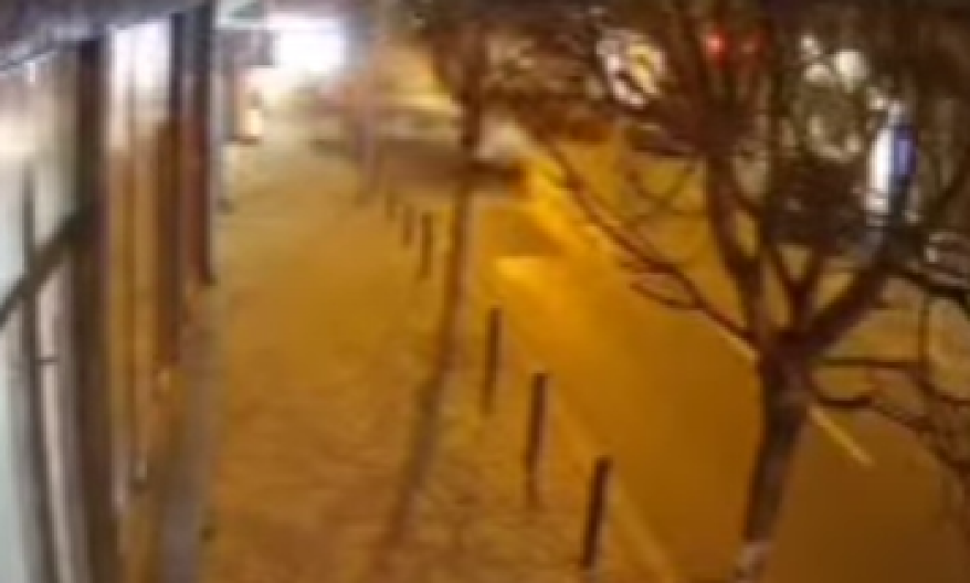 (UZNEMIRUJUĆE) OBJAVLJEN SNIMAK JEZIVOG SUDARA U KOJEM JE NASTRADAO ALEKSANDAR (29) IZ PARAĆINA  Delovi automobila rasuti po ulici