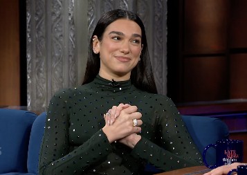 DUA LIPA U ZAGRLJAJU ZGODNOG FRAJERA Pevačica ovako provodi zimske praznike, pogledajte šta je stavila na glavu