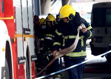 VATRENA BUKTINJA PROGUTALA TAKSI VOZILO U KRAGUJEVCU Vatrogasci na terenu (VIDEO)