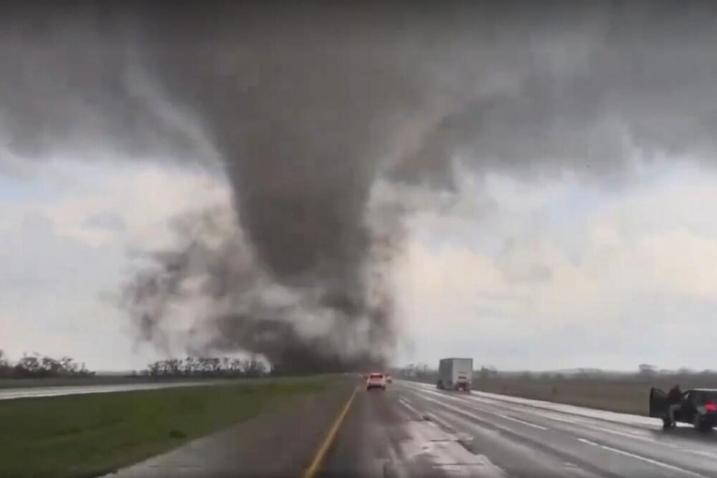 TORNADO NOSI SVE PRED SOBOM Crvena uzbuna u Teksasu, prirodna katastrofa snimljena kamerom (VIDEO)
