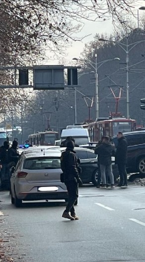 HAPŠENJE KOJE JE PRETVORILO BEOGRADSKU ULICU U RATNU ZONU! Oglasio se MUP: Evo šta je sve nađeno u stanovima osumnjičenih za ubistvo Pivceta