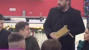 PONIŽENJE UŽIVO! Oženjeni dečko Aleks Nikoli ušao u Elitu, odmah na sto bacio 100 evra! (VIDEO)