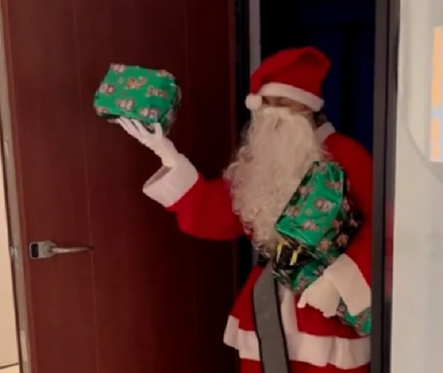 SIN MAJE BEROVIĆ OSTAO U ŠOKU! U porodični dom na Dedinju upao maskirani Deda Mraz, kad je skinuo bradu... (FOTO)