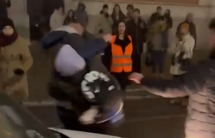 NEMILE SCENE NA POLITIČKOM PROTESTU Demonstranti fizički napali čoveka: Udri ga mamu mu *****! (VIDEO)