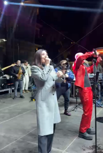 CECA I VOJAŽ SE GRLE NA BINI! Nikad emotivniji susret, a u publici reperovi roditelji i brat (VIDEO/FOTO)