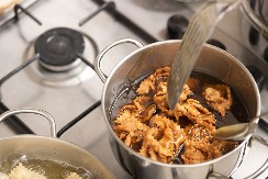 NAPRAVITE MED OD KOMORAČA KOD KUĆE Brz i efikasan način za ublažavanje prehlade i probavnih smetnji