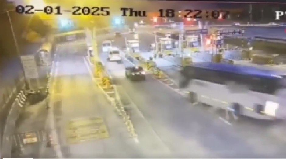 UZNEMIRUJUĆI SNIMAK JEZIVE NESREĆE Autobus sa ruskim turistima sudario se sa vozilm, zabio u naplatnu rampu, a onda je počelo da curi gorivo... (VIDEO)