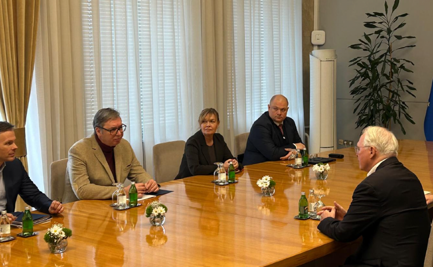 VUČIĆ SE SASTAO SA KRISTOFEROM HILOM Razgovaraju o sankcijama NIS-u