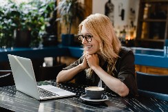 AU, BRE, DA LI JE OVO REALNO? Bivšeg dečka rešila da zameni virtuelnim, pa se za njega i udala - postoji samo jedan problem!