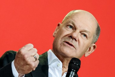 "BUDALO...!" "BEZUMNI TAJKUNU...!"  Pljušte brutalne uvrede na obe strane, Amerikanac prvi zario prst u oko Nemcu