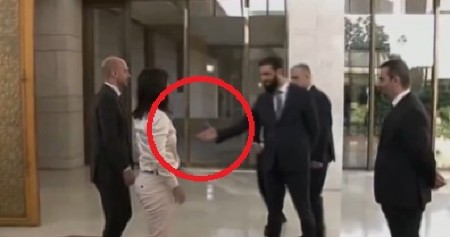 BERBOKOVA U CENTRU SKANDALA Novi sirijski lider odbio da se rukuje s njom, evo šta je dovelo do kontroverze (VIDEO)