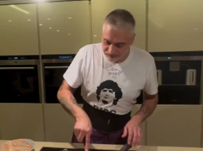 VIŠE ŽENU NEMA, PA SPREMA SAM! Čeda Jovanović posle razvoda zasukao rukave u kuhinji, pokazao kulinarsko umeće