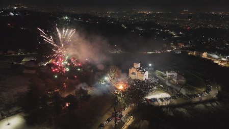 "BILA SAM U MNOGO HRAMOVA, ALI OVO JE NEŠTO POSEBNO": Veličanstvena slika poslata sa ustaničkog Ljubića, veliki broj vernika na brdu pored svetinje tokom paljenja badnjaka (FOTO)