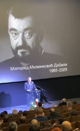GLUMAC JEDVA GOVORI, NE MOŽE DA ZAUSTAVI SUZE Potresan govor na komemoraciji: "Nije ni čudo što je umro na tako veliki praznik" (VIDEO)