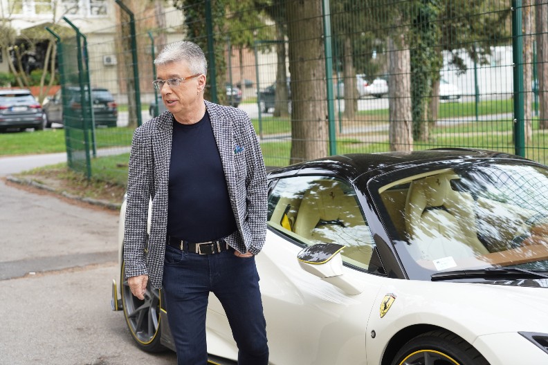 "SAŠA MI JE SVE SKINUO, NI DINARA NISAM VIDEO" Folker bez dlake na jeziku osuo paljbu po Popoviću, novi skandal drma Grand!