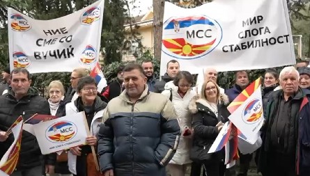 I MAKEDONCI UZ VUČIĆA Pružili podršku politici predsednika ispred ambasade Srbije (FOTO/VIDEO)