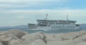 JEZIVI SNIMAK NEVREMENA NA JADRANU Bura nosila trajekt kao da je dečija igračka (VIDEO)