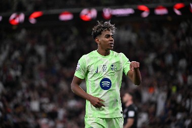 SVI PRIČAJU O OVOME Dečak zamolio Jamala za fotografiju, fudbalerov potez šokirao sve (VIDEO)