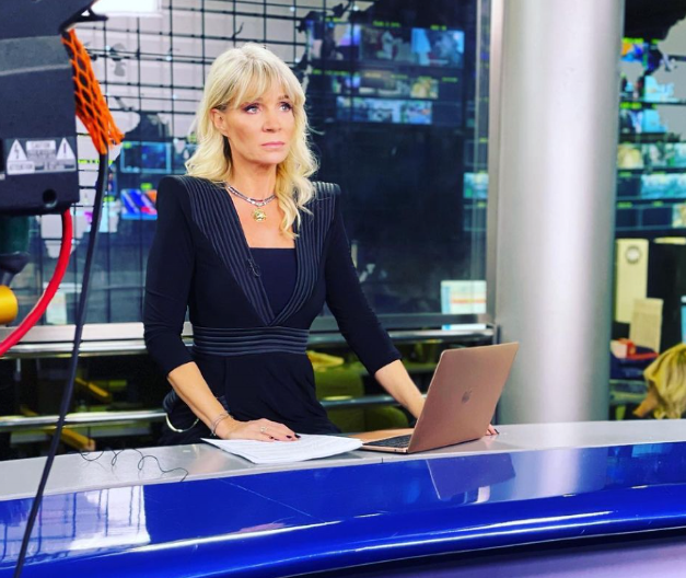 VODITELJKA DNEVNIKA U UŽIVO PROGRAMU SAZNALA TRAGIČNE VESTI! Hitno prekinuto sve, ona istrčala iz studija