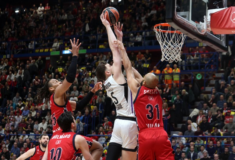 SPECIJALAN GOST Aleksandar Đorđević gleda okršaj Partizana i Armanija (FOTO)