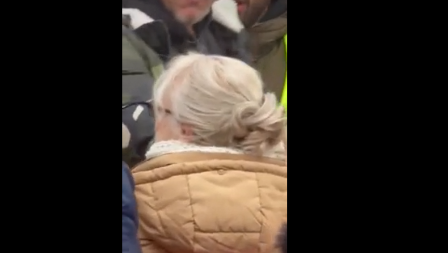 "ONI SU MENE GURNULI, PALA SAM... REKLI SU, NEKA CRKNE DOLE" Baka progovorila nakon napada na blokadi u Novom Sadu: Imam bolove