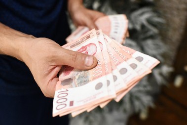 NAJAVLJENA ISPLATA NOVIH 11.919 DINARA I DRUGIH NOVČANIH POMOĆI Novac leže na račune od ovog datuma