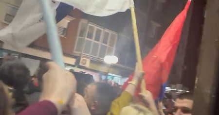 TEŽAK PRIMITIVIZAM OPOZICIJE U KRALJEVU Divljali ispred prostorija SNS-a, gađali srpsku trobojku jajima! (VIDEO)