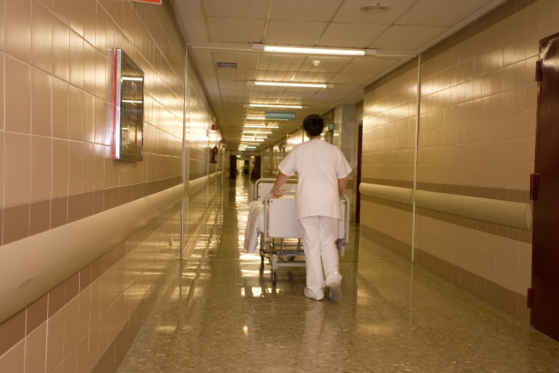 NAPADNUTE DOKTORKE DOMA ZDRAVLJA U PASTEROVOJ! Muškarac im pretio smrću, gađao stolicom i lomio sve oko sebe