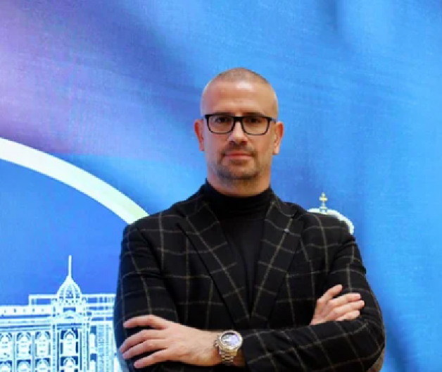 KARADŽIĆ OBJAVIO SNIMAK IZ HAGA Poslao poruku studentima: Neki bi da ponove izdaju, ali Srbin nije glup!