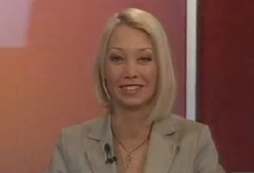 ŠOK MOMENAT VODITELJKE DNEVNIKA! Nije znala da je u programu uživo, pa krenula ovo da radi, javnost u šoku, procurio i snimak! (VIDEO)