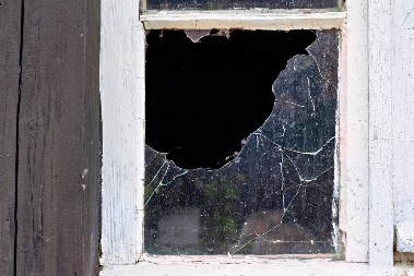 ŽENA POBEGLA IZ GRADA U POTRAZI ZA MIROM, A DOŽIVELA NOĆNU MORU Komšija iz pakla joj razbija prozore, pravi haos noću i teroriše je mesecima! (FOTO)