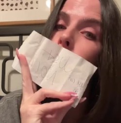 ŠOK NA VEČERI SA STARIJIM MUŠKARCEM Devojka pronašla papirić sa porukom od nepoznatih žena, pročitala je i pobegla kao đavo od krsta! (VIDEO)